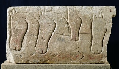 Sturz mit einem Relief, das Pferdeköpfe darstellt, aus Roqueperteuse, 4.-3. Jahrhundert v. Chr. von Gaulish